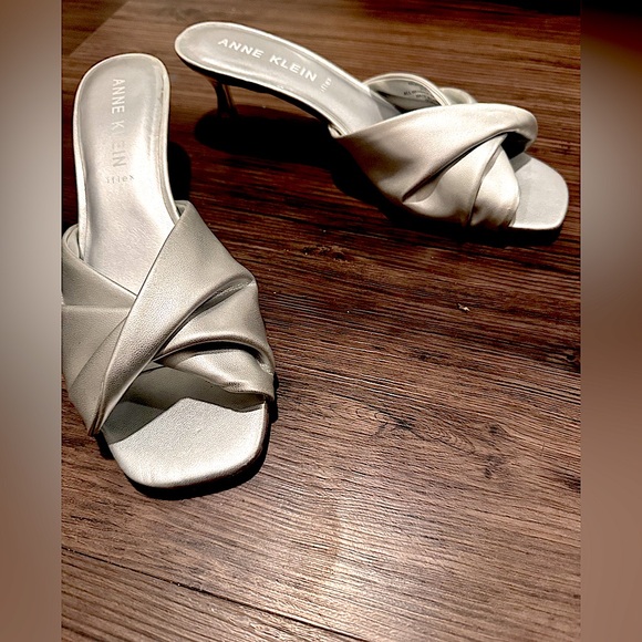 Annie Klein’s Laila kitten slide - Picture 1 of 1